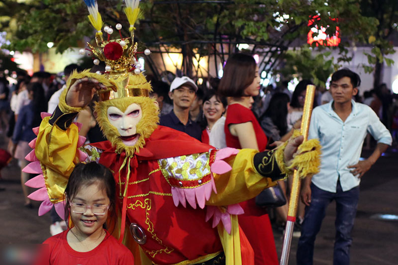 Biển người ra đường đón Giáng sinh